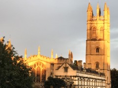 Magdalen College med sitt imponerende kapelltårn, befinner seg i enden av High Street. Foto: © ReisDit.no Oxford, Oxford University, Oxfordshire, Britain, England, College, Ashmolean Museum, High Street, Broad Street, Magdalen College, Christ Church, Broad Walk, Merton College, Merton Street, Radcliffe Square, Radcliffe Camera, All Souls College, Bodleian Library, Divinity School, Old School Quadrangle, Oxford Castle, Balliol College, Trinity College, St Edmund Hall, St Mary the Virgin, The Bear, Eagle and Child, Lamb and Flag