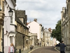 Merton Street er en stille gate som løper parallelt med High Street til den svinger og munner ut i hovedgaten. Foto: © ReisDit.no Oxford, Oxford University, Oxfordshire, Britain, England, College, Ashmolean Museum, High Street, Broad Street, Magdalen College, Christ Church, Broad Walk, Merton College, Merton Street, Radcliffe Square, Radcliffe Camera, All Souls College, Bodleian Library, Divinity School, Old School Quadrangle, Oxford Castle, Balliol College, Trinity College, St Edmund Hall, St Mary the Virgin, The Bear, Eagle and Child, Lamb and Flag