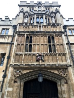 Brasenose College er relativt ungt etter Oxford-målestokk - grunnlagt så sent som år 1509. Foto: © ReisDit.no Oxford, Oxford University, Oxfordshire, Britain, England, College, Ashmolean Museum, High Street, Broad Street, Magdalen College, Christ Church, Broad Walk, Merton College, Merton Street, Radcliffe Square, Radcliffe Camera, All Souls College, Bodleian Library, Divinity School, Old School Quadrangle, Oxford Castle, Balliol College, Trinity College, St Edmund Hall, St Mary the Virgin, The Bear, Eagle and Child, Lamb and Flag