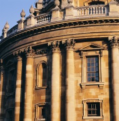 Radcliffe Camera er et praktfullt eksempel på klassisistisk arkitektur. Foto: © Bodleian Libraries University of Oxford Oxford, Oxford University, Oxfordshire, Britain, England, College, Ashmolean Museum, High Street, Broad Street, Magdalen College, Christ Church, Broad Walk, Merton College, Merton Street, Radcliffe Square, Radcliffe Camera, All Souls College, Bodleian Library, Divinity School, Old School Quadrangle, Oxford Castle, Balliol College, Trinity College, St Edmund Hall, St Mary the Virgin, The Bear, Eagle and Child, Lamb and Flag