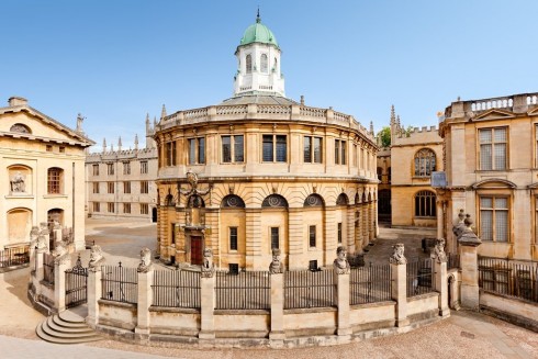 Sheldonian Theatre, tegnet av Christopher Wren, ligger i enden av Broad Street. Foto: © Experience-Oxfordshire Oxford, Oxford University, Oxfordshire, Britain, England, College, Ashmolean Museum, High Street, Broad Street, Magdalen College, Christ Church, Broad Walk, Merton College, Merton Street, Radcliffe Square, Radcliffe Camera, All Souls College, Bodleian Library, Divinity School, Old School Quadrangle, Oxford Castle, Balliol College, Trinity College, St Edmund Hall, St Mary the Virgin, The Bear, Eagle and Child, Lamb and Flag