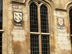 Fra St. Edmund Halls Quad - dette handler også om roing og rivalisering mellom collegene. Foto: © ReisDit.no Oxford, Oxford University, Oxfordshire, Britain, England, College, Ashmolean Museum, High Street, Broad Street, Magdalen College, Christ Church, Broad Walk, Merton College, Merton Street, Radcliffe Square, Radcliffe Camera, All Souls College, Bodleian Library, Divinity School, Old School Quadrangle, Oxford Castle, Balliol College, Trinity College, St Edmund Hall, St Mary the Virgin, The Bear, Eagle and Child, Lamb and Flag