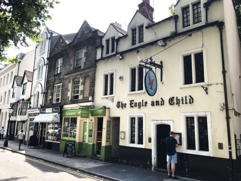 The Eagle and Child pub, hvor J.R.R. Tolkien og C.S. Lewis hadde sine faste tirsdagstreff. Puben kalles også The Bird and Baby. Foto: © ReisDit.no Oxford, Oxford University, Oxfordshire, Britain, England, College, Ashmolean Museum, High Street, Broad Street, Magdalen College, Christ Church, Broad Walk, Merton College, Merton Street, Radcliffe Square, Radcliffe Camera, All Souls College, Bodleian Library, Divinity School, Old School Quadrangle, Oxford Castle, Balliol College, Trinity College, St Edmund Hall, St Mary the Virgin, The Bear, Eagle and Child, Lamb and Flag