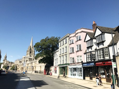 Oxfords hovedgate High Street, gjerne kalt The High, med tårnet til St. Mary the Virgin til høyre. Foto: © ReisDit.no Oxford, Oxford University, College, Ashmolean Museum, High Street, Broad Street, Magdalen College, Christ Church, Broad Walk, Merton College, Merton Street, Radcliffe Square, Radcliffe Camera, All Souls College, Bodleian Library, Divinity School, Old School Quadrangle, Oxford Castle, Balliol College, Trinity College, St Edmund Hall, St Mary the Virgin, The Bear, Eagle and Child, Lamb and Flag