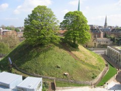På denne menneskeskapte haugen - en "motte" ble den første festningen i tømmer reist av normannerne. Foto: © Experience-Oxfordshire Oxford, Oxford University, Oxfordshire, Britain, England, College, Ashmolean Museum, High Street, Broad Street, Magdalen College, Christ Church, Broad Walk, Merton College, Merton Street, Radcliffe Square, Radcliffe Camera, All Souls College, Bodleian Library, Divinity School, Old School Quadrangle, Oxford Castle, Balliol College, Trinity College, St Edmund Hall, St Mary the Virgin, The Bear, Eagle and Child, Lamb and Flag