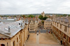 Clarendon Building til venstre og Bridge of Sighs rett frem. Står du mellom disse og ser ned til høyre på bildet, ser du Radcliffe Square. Oxford, Oxford University, Oxfordshire, Britain, England, College, Ashmolean Museum, High Street, Broad Street, Magdalen College, Christ Church, Broad Walk, Merton College, Merton Street, Radcliffe Square, Radcliffe Camera, All Souls College, Bodleian Library, Divinity School, Old School Quadrangle, Oxford Castle, Balliol College, Trinity College, St Edmund Hall, St Mary the Virgin, The Bear, Eagle and Child, Lamb and Flag
