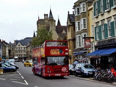 Broad Street med Blackwells foran til høyre og fasaden til Balliol College synlig over bussen. Foto: Tanya Dedyukhina CC-BY-3.0 / Wikipedia Oxford, Oxford University, Oxfordshire, Britain, England, College, Ashmolean Museum, High Street, Broad Street, Magdalen College, Christ Church, Broad Walk, Merton College, Merton Street, Radcliffe Square, Radcliffe Camera, All Souls College, Bodleian Library, Divinity School, Old School Quadrangle, Oxford Castle, Balliol College, Trinity College, St Edmund Hall, St Mary the Virgin, The Bear, Eagle and Child, Lamb and Flag