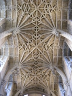 Taket i katedralen er i 1500-talls perpendikulær gotisk stil. Foto: Sailko CC-BY-3.0 / Wikipedia Oxford, Oxford University, Oxfordshire, Britain, England, College, Ashmolean Museum, High Street, Broad Street, Magdalen College, Christ Church, Broad Walk, Merton College, Merton Street, Radcliffe Square, Radcliffe Camera, All Souls College, Bodleian Library, Divinity School, Old School Quadrangle, Oxford Castle, Balliol College, Trinity College, St Edmund Hall, St Mary the Virgin, The Bear, Eagle and Child, Lamb and Flag