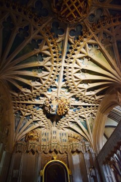 Et av kapellene har vifteformede takdekorasjoner i perpendikulær stil med "bosses" - knuter i midten som er dekorert med bibelske temaer. Foto: © ReisDit.no Salisbury, Wiltshire, England, Cathedral, middelalder, english gothic, North Gate, St Anne’s gate, Old Sarum, St Thomas, Salisbury Plain, Stonehenge, Richard Poore, Butcher Row, Poultry Cross