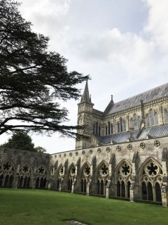 I tilknytning til Salisbury Cathedral ligger Englands største kloster-rundgang. Foto: © ReisDit.no Salisbury, Wiltshire, England, Cathedral, middelalder, english gothic, North Gate, St Anne’s gate Old Sarum, St Thomas, Salisbury Plain, Stonehenge, Richard Poore, Butcher Row, Poultry Cross