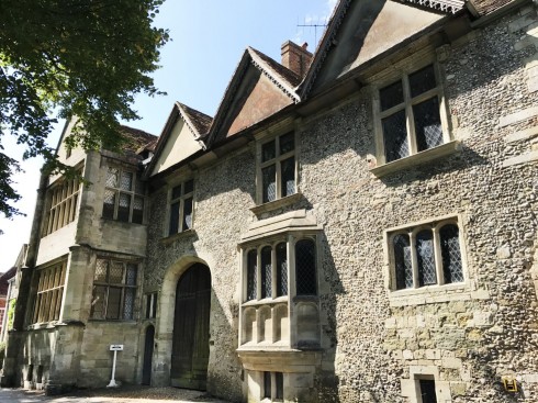 Inne i Cathedral Close finner du flere bygninger som er like gamle som katedralen. Foto: © ReisDit.no Salisbury, Wiltshire, England, Cathedral, middelalder, english gothic, North Gate, St Anne’s gate Old Sarum, St Thomas, Salisbury Plain, Stonehenge, Richard Poore, Butcher Row, Poultry Cross