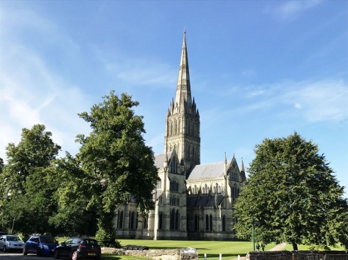 Salisbury dreier seg i all hovedsak om denne bygningen - Salisbury Cathedral i såkalt early gothic english style. Foto: © ReisDit.no Salisbury, Wiltshire, England, Cathedral, middelalder, english gothic, Old Sarum, St Thomas, Salisbury Plain, Stonehenge, Richard Poore, Butcher Row, Poultry Cross