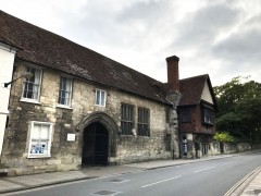 Cathedral House ligger rett bortenfor North Gate og er en del av muren rundt the Close. Foto: © ReisDit.no Salisbury, Wiltshire, England, Cathedral, middelalder, english gothic, North Gate, St Anne’s gate Old Sarum, St Thomas, Salisbury Plain, Stonehenge, Richard Poore, Butcher Row, Poultry Cross