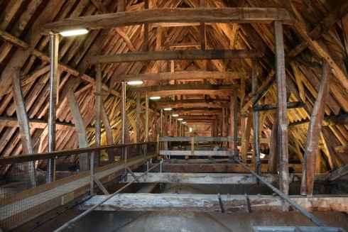 Tro det eller ei - over katedralens gotiske ribbehvelv i skipet er saltaket båret av eikebjelker. Foto: © ReisDit.no Salisbury, Wiltshire, England, Cathedral, middelalder, english gothic, North Gate, St Anne’s gate, Old Sarum, St Thomas, Salisbury Plain, Stonehenge, Richard Poore, Butcher Row, Poultry Cross