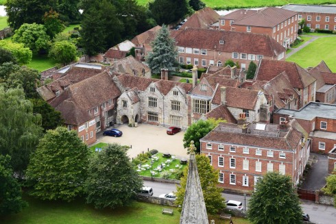 Salisbury and South Wiltshire Museum er lokalisert i King’s House fra middelalderen - her sett fra katedralens tårn. Foto: © ReisDit.no Salisbury, Wiltshire, England, Cathedral, middelalder, english gothic, Old Sarum, St Thomas, Salisbury Plain, Stonehenge, Richard Poore, Butcher Row, Poultry Cross