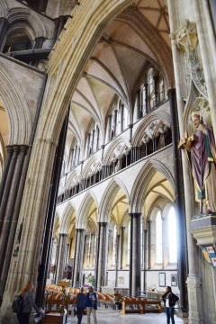 Fra skipet i Salisbury Cathedral - effektfull bruk av lys sandstein med mørk Purbeck marble som kontrast. Foto: © ReisDit.no Salisbury, Wiltshire, England, Cathedral, middelalder, english gothic, North Gate, St Anne’s gate, Old Sarum, St Thomas, Salisbury Plain, Stonehenge, Richard Poore, Butcher Row, Poultry Cross