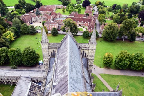 Fra katedralens tårn har man en fantastisk utsikt. Til venstre ser du Salisbury Museum, beliggende i det flotte King's House fra middelalderen. Foto: © ReisDit.no Salisbury, Wiltshire, England, Cathedral, middelalder, english gothic, North Gate, St Anne’s gate Old Sarum, St Thomas, Salisbury Plain, Stonehenge, Richard Poore, Butcher Row, Poultry Cross