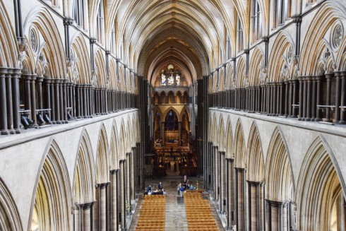Det er unektelig dimensjoner over Salisbury Cathedral. Her er skipet sett fra innsiden av vestfasaden. Foto: © ReisDit.no Salisbury, Wiltshire, England, Cathedral, middelalder, english gothic, North Gate, St Anne’s gate, Old Sarum, St Thomas, Salisbury Plain, Stonehenge, Richard Poore, Butcher Row, Poultry Cross