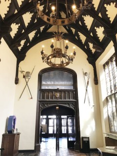 ...men før du kommer inn i kinosalen må du passere denne hallen i Hall of John Hall. Foto: © ReisDit.no Salisbury, Wiltshire, England, Cathedral, middelalder, english gothic, North Gate, St Anne’s gate Old Sarum, St Thomas, Salisbury Plain, Stonehenge, Richard Poore, Butcher Row, Poultry Cross