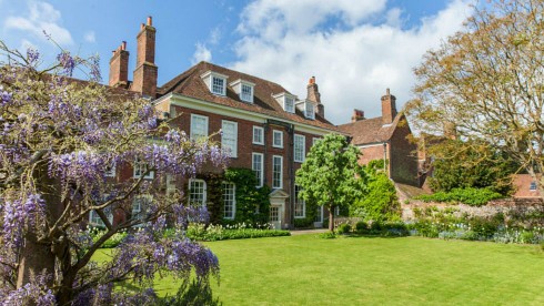 Mompesson House er i dag et museum tilhørende National Trust. Her sett fra hagen. Foto: National Trust Salisbury, Wiltshire, England, Cathedral, middelalder, english gothic, North Gate, St Anne’s gate, Old Sarum, St Thomas, Salisbury Plain, Stonehenge, Richard Poore, Butcher Row, Poultry Cross