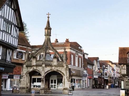 Salisburys Poultry Cross lå opprinnelig i hjørnet av Market Square, før husrekken til venstre ble bygd - i dag ved Minster Street med Butcher Row inn til høyre. Foto: © ReisDit.no Salisbury, Wiltshire, England, Cathedral, middelalder, english gothic, Old Sarum, St Thomas, Salisbury Plain, Stonehenge, Richard Poore, Butcher Row, Poultry Cross
