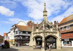 Salisburys Poultry Cross er opprinnelig fra middelalderen, men ble på 1800-tallet bygd inn i en merkelig arkade. Foto: © www.visitwiltshire.co.uk Salisbury, Wiltshire, England, Cathedral, middelalder, english gothic, North Gate, St Anne’s gate, Old Sarum, St Thomas, Salisbury Plain, Stonehenge, Richard Poore, Butcher Row, Poultry Cross