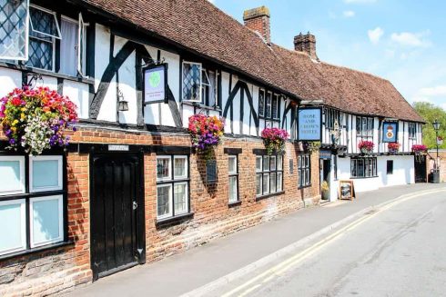 Vertshuset Rose and Crown ser ut i dag, som det alltid har gjort - typisk engelsk. Foto: Rose and Crown Salisbury, Wiltshire, England, Cathedral, middelalder, english gothic, Old Sarum, St Thomas, Salisbury Plain, Stonehenge, Richard Poore, Butcher Row, Poultry Cross