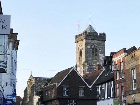 Tårnet til St. Thomas Church stikker freidig opp i sentrum. Få med deg interiørene. Foto: © ReisDit.no Salisbury, Wiltshire, England, Cathedral, middelalder, english gothic, North Gate, St Anne’s gate, Old Sarum, St Thomas, Salisbury Plain, Stonehenge, Richard Poore, Butcher Row, Poultry Cross