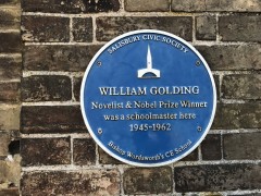 Minneplakett utenfor skolen der William Golding livnærte seg som lærer før gjennombruddet som forfatter. Foto: © ReisDit.no Salisbury, Wiltshire, England, Cathedral, middelalder, english gothic, North Gate, St Anne’s gate, Old Sarum, St Thomas, Salisbury Plain, Stonehenge, Richard Poore, Butcher Row, Poultry Cross