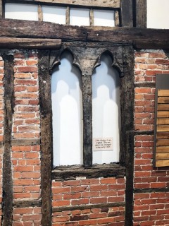 Et originalt gotisk vindu i treverk var en del av John A Port's House fra år 1425. Foto: © ReisDit.no Salisbury, Wiltshire, England, Cathedral, middelalder, english gothic, North Gate, St Anne’s gate, Old Sarum, St Thomas, Salisbury Plain, Stonehenge, Richard Poore, Butcher Row, Poultry Cross