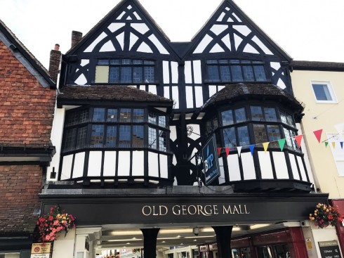Kjøpesenteret Old George Mall er ikke født i går - i hvert fall ikke denne fasaden. Foto: © ReisDit.no Salisbury, Wiltshire, England, Cathedral, middelalder, english gothic, North Gate, St Anne’s gate Old Sarum, St Thomas, Salisbury Plain, Stonehenge, Richard Poore, Butcher Row, Poultry Cross