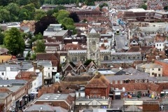 Salisburys historiske senter med kirken St Thomas midt i - sett fra katedralens tårn. Foto: © ReisDit.no Salisbury, Wiltshire, England, Cathedral, middelalder, english gothic, Old Sarum, St Thomas, Salisbury Plain, Stonehenge, Richard Poore, Butcher Row, Poultry Cross