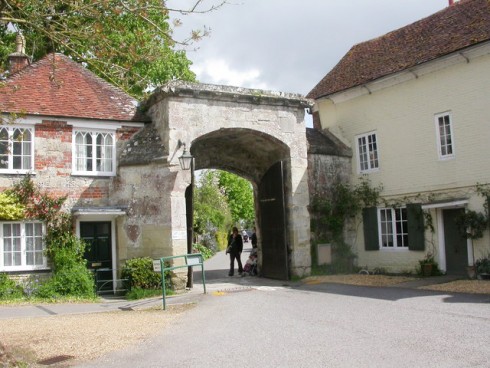 South Gate, også kalt Harnhamsgate ligger nedenfor katedralen og biskopens palass. Foto: geograph.org.uk. Salisbury, Wiltshire, England, Cathedral, middelalder, english gothic, North Gate, St Anne’s gate, Old Sarum, St Thomas, Salisbury Plain, Stonehenge, Richard Poore, Butcher Row, Poultry Cross