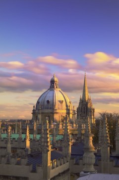 Utsyn over noen av Oxfords spir med Radcliffe Camera og tårnet til St. Mary the Virgin, sett fra Sheldonian Theatre. Foto: © VisitBritain - Pawel Libera Oxford, Oxford University, Oxfordshire, Britain, England, College, Ashmolean Museum, High Street, Broad Street, Magdalen College, Christ Church, Broad Walk, Merton College, Merton Street, Radcliffe Square, Radcliffe Camera, All Souls College, Bodleian Library, Divinity School, Old School Quadrangle, Oxford Castle, Balliol College, Trinity College, St Edmund Hall, St Mary the Virgin, The Bear, Eagle and Child, Lamb and Flag