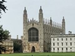 King's College Chapel er lett gjenkjennelig med sine fire karakteristiske hjørnespir. Foto: © ReisDit.no Cambridge, Cambridgeshire, Cambridge University, River Cam, King’s College Chapel, Trinity, King’s grade, Fitzwilliam Museum, Madelene Bridge, Bridge Street, St. Bene’t’s Church, Great St. Mary, Bridge Street