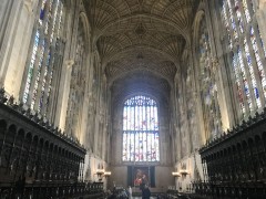 De vakkert utskårne korstolene med Rubens' altertavle og det praktfulle østvinduet i bakgrunnen. Foto: © ReisDit.no Cambridge, Cambridgeshire, Cambridge University, River Cam, King’s College Chapel, Trinity, King’s grade, Fitzwilliam Museum, Madelene Bridge, Bridge Street, St. Bene’t’s Church, Great St. Mary, Bridge Street
