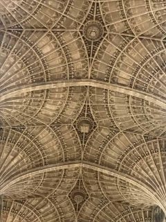 Den fantastiske himlingen med ribbehvelv i vifteform i perpendikulær sengotisk stil ble påbegynt år 1512 og fullført 1515. Foto: © ReisDit.no Cambridge, Cambridgeshire, Cambridge University, River Cam, King’s College Chapel, Trinity, King’s grade, Fitzwilliam Museum, Madelene Bridge, Bridge Street, St. Bene’t’s Church, Great St. Mary, Bridge Street