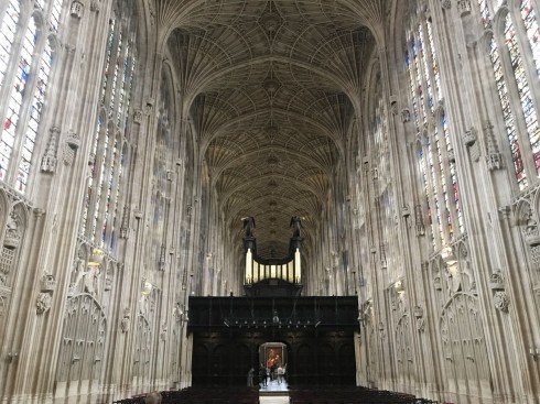 Det er nesten uvirkelig å komme inn i King's College Chapel med ribbehvelvet og de enorme blyglass-vinduene. Foto: © ReisDit.no Cambridge, Cambridgeshire, Cambridge University, River Cam, King’s College Chapel, Trinity, King’s grade, Fitzwilliam Museum, Madelene Bridge, Bridge Street, St. Bene’t’s Church, Great St. Mary, Bridge Street