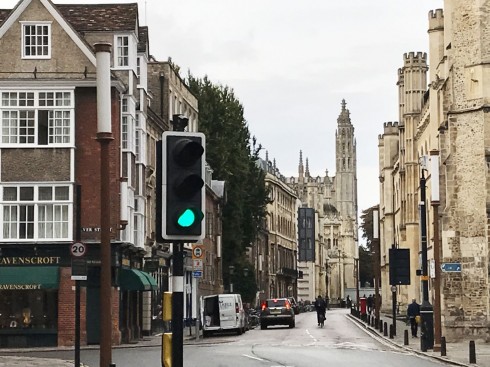 King's Parade er en del av hovedgaten i Cambridges historiske bydel. Du ser King's College Chapel i bakgrunnen. Foto: © ReisDit.no Cambridge, Cambridgeshire, Cambridge University, River Cam, King’s College Chapel, Trinity, King’s grade, Fitzwilliam Museum, Madelene Bridge, Bridge Street, St. Bene’t’s Church, Great St. Mary, Bridge Street
