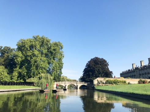 River Cam er ikke bare vakker, men har helt siden romertiden hatt betydning for varetransport til og fra Cambridge. Foto: © ReisDit.no Cambridge, Cambridgeshire, Cambridge University, River Cam, King’s College Chapel, Trinity, King’s grade, Fitzwilliam Museum, Madelene Bridge, Bridge Street, St. Bene’t’s Church, Great St. Mary, Bridge Street