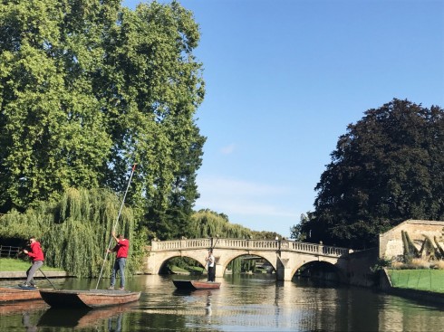 Punting på River Cam er både lærerikt og komfortabelt - spesielt under ideelle værforhold. Foto: © ReisDit.no Cambridge, Cambridgeshire, Cambridge University, River Cam, King’s College Chapel, Trinity, King’s grade, Fitzwilliam Museum, Madelene Bridge, Bridge Street, St. Bene’t’s Church, Great St. Mary, Bridge Street