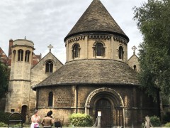 Round Church fra cirka år 1130 er i dag ikke kirke, likevel åpen for publikum som en del av et museum. Foto: © ReisDit.no Cambridge, Cambridgeshire, Cambridge University, River Cam, King’s College Chapel, Trinity, King’s grade, Fitzwilliam Museum, Madelene Bridge, Bridge Street, St. Bene’t’s Church, Great St. Mary, Bridge Street, St. John’s College, Bridge of Sighs