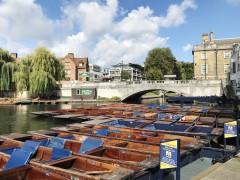 Ready for action! 45 minutter tar turen - tur-retur Magdalene Bridge, med masse å se underveis. Foto: © ReisDit.no Cambridge, Cambridgeshire, Cambridge University, River Cam, King’s College Chapel, Trinity, King’s grade, Fitzwilliam Museum, Madelene Bridge, Bridge Street, St. Bene’t’s Church, Great St. Mary, Bridge Street