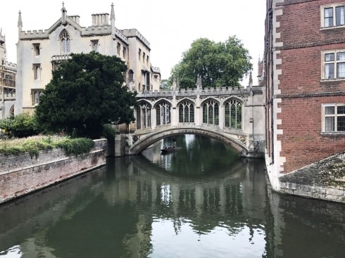 Cambridges variant av Bridge of Sighs finner du på området til St. John's College. Foto: © ReisDit.no Trinity, King’s grade, Fitzwilliam Museum, Madelene Bridge, Bridge Street, St. Bene’t’s Church, Great St. Mary, Bridge Street, St. John’s College, Bridge of Sighs