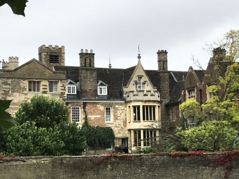 Boliger tilhørende St. John's College strekker seg langs elven helt opp til Magdalene Bridge. Foto: © ReisDit.no Cambridge, Cambridgeshire, Cambridge University, River Cam, King’s College Chapel, Trinity, King’s grade, Fitzwilliam Museum, Madelene Bridge, Bridge Street, St. Bene’t’s Church, Great St. Mary, Bridge Street, St. John’s College, Bridge of Sighs
