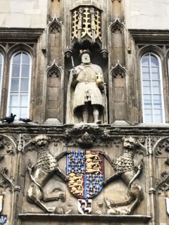 Henrik den VIII. er til å kjenne igjen, der han vokter over hovedporten til Trinity College, som han grunnla. Foto: © ReisDit.no Cambridge, Cambridgeshire, Cambridge University, River Cam, King’s College Chapel, Trinity, King’s grade, Fitzwilliam Museum, Madelene Bridge, Bridge Street, St. Bene’t’s Church, Great St. Mary, Bridge Street