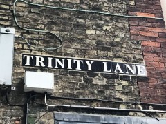Trinity Lane går ned til elven Cam på motsatt side av der Rose Crescent munner ut i Trinity Street. Foto: © ReisDit.no Cambridge, Cambridgeshire, Cambridge University, River Cam, King’s College Chapel, Trinity, King’s grade, Fitzwilliam Museum, Madelene Bridge, Bridge Street, St. Bene’t’s Church, Great St. Mary, Bridge Street