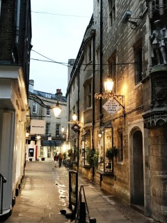 Fra det vesle, hyggelige smuget The Rose Crescent, som munner ut i Trinity Street. Foto: © ReisDit.no Cambridge, Cambridgeshire, Cambridge University, River Cam, King’s College Chapel, Trinity, King’s grade, Fitzwilliam Museum, Madelene Bridge, Bridge Street, St. Bene’t’s Church, Great St. Mary, Bridge Street