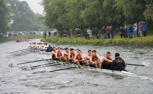 Roing er en tradisjon som holdes i hevd, både i Cambridge og Oxford. Her fra en Cambridge, Cambridgeshire, Cambridge University, River Cam, King’s College Chapel, Trinity, King’s grade, Fitzwilliam Museum, Madelene Bridge, Bridge Street, St. Bene’t’s Church, Great St. Mary, Bridge Street, St. John’s College, Bridge of Sighs