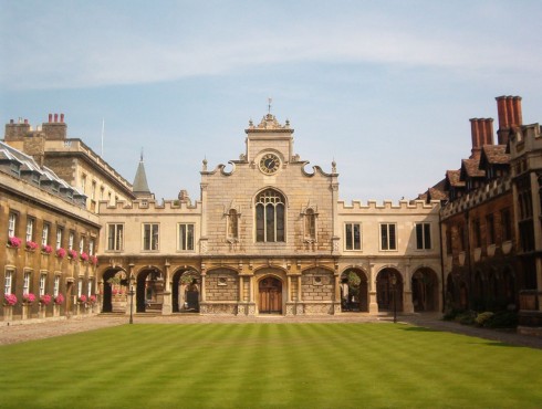 Peterhouse er Cambridges første college - her fra Old Court. Foto: Azeira Public Domain / Wikipedia Cambridge, Cambridgeshire, Cambridge University, River Cam, King’s College Chapel, Trinity, King’s grade, Fitzwilliam Museum, Madelene Bridge, Bridge Street, St. Bene’t’s Church, Great St. Mary, Bridge Street, St. John’s College, Bridge of Sighs